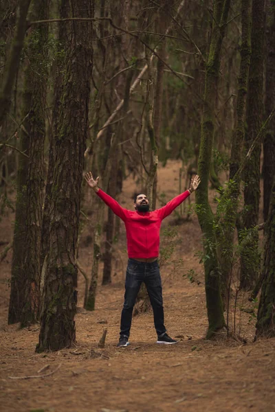 Jóképű Fiatalember Pózol Erdőben Sötét Háttér — Stock Fotó