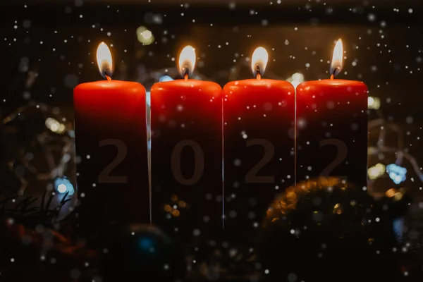 Négy Piros Advent Gyertyák 2022 Számjegyek Őket Karácsonyi Dekorációk Feküdt — Stock Fotó