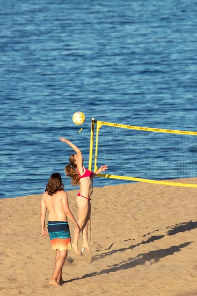 Twee Meisjes Spelen Volleybal Het Strand — Stockfoto