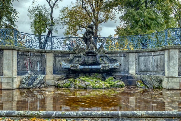 Πέτρινο Άγαλμα Στο Πάρκο — Φωτογραφία Αρχείου