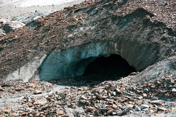 Ένα Βαθύ Σπήλαιο Ένα Ψηλό Βραχώδες Βουνό Και Θολή Χιονισμένη — Φωτογραφία Αρχείου