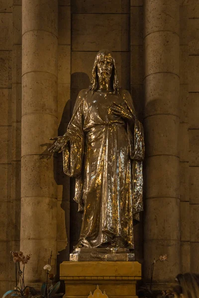 巴塞洛纳市中心圣彼得大教堂的雕像 — 图库照片