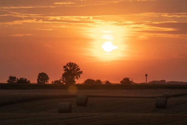 Sonnenuntergang Über Dem Feld Des Dorfes — Stockfoto