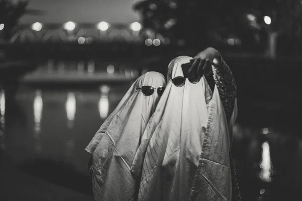 ハロウィンパーティーだ 幽霊の衣装を着た人は — ストック写真