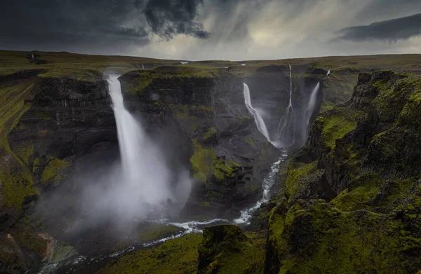 Breathtaking Shot High Waterfalls Beautiful Cliffs Black Cloudy Sky — стоковое фото