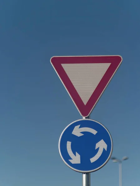 Дорожный Знак Синим Небом — стоковое фото