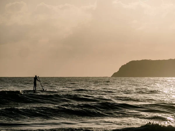 Sylwetka Mężczyzny Plaży — Zdjęcie stockowe