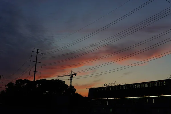 日没時の高電圧タワー — ストック写真
