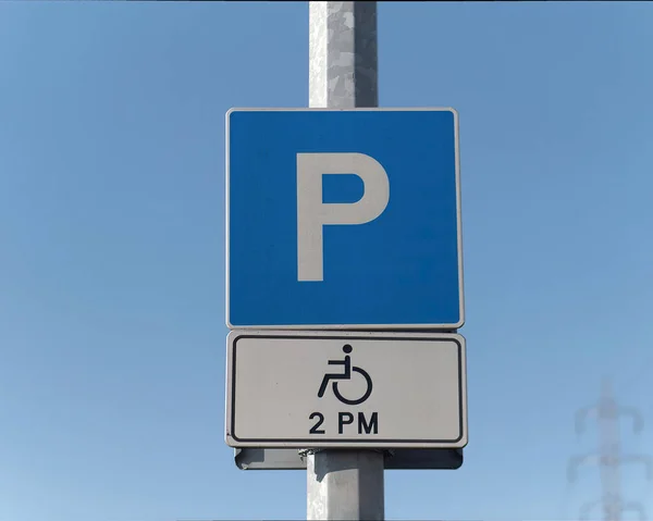 Sinal Estacionamento Fundo Céu Azul — Fotografia de Stock