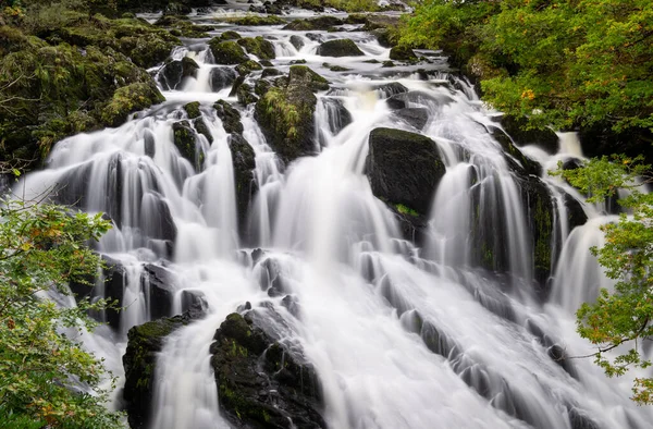 小さな滝の美しい景色 — ストック写真