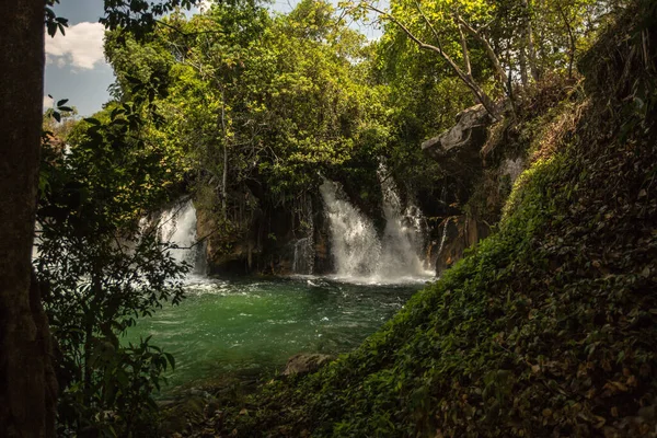 Schöne Aussicht Auf Einen Kleinen Wasserfall — Stockfoto