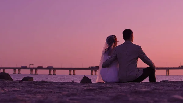 Paar Het Strand Bij Zonsondergang — Stockfoto
