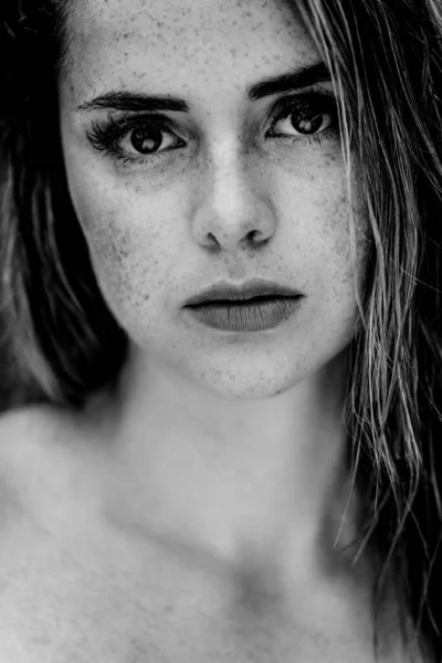 Retrato Uma Bela Jovem Com Cabelo Comprido — Fotografia de Stock