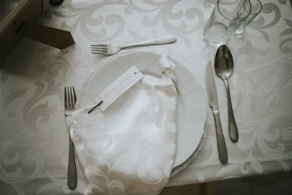 Weißer Teller Mit Messer Und Gabel Auf Dem Tisch — Stockfoto