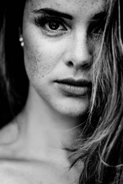 Porträtt Vacker Ung Kvinna Med Långt Hår — Stockfoto
