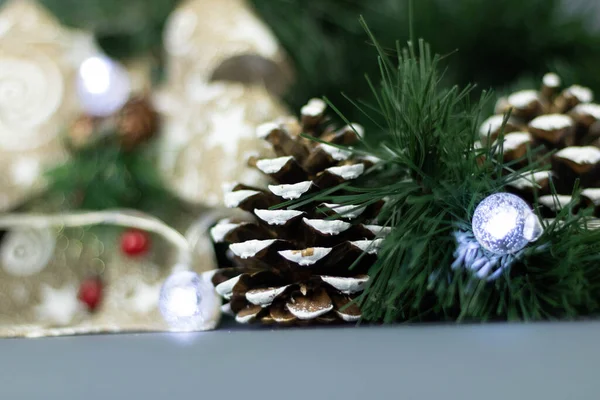 Árbol Navidad Con Decoraciones Ramas Abeto — Foto de Stock