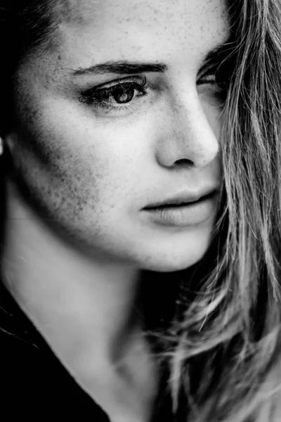 Портрет Красивой Молодой Женщины Длинными Волосами — стоковое фото
