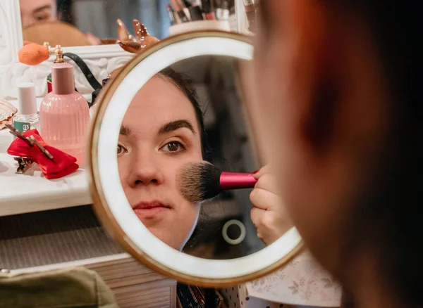 Belle Femme Appliquant Maquillage Dans Miroir — Photo