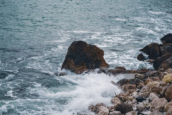 岩の多い海岸の美しい景色 — ストック写真