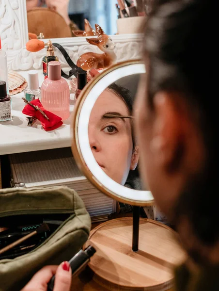 거울에 화장을 아름다운 — 스톡 사진