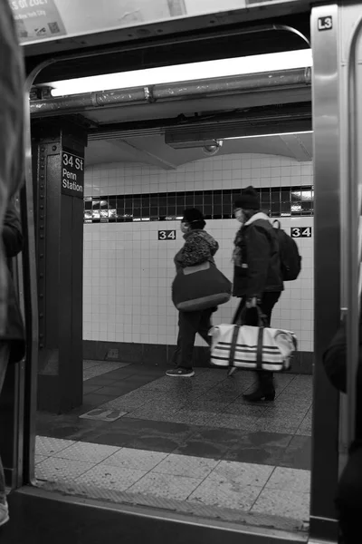 Imagen Blanco Negro Hombre Aeropuerto —  Fotos de Stock