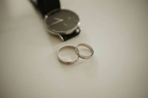 Anéis Casamento Fundo Branco — Fotografia de Stock