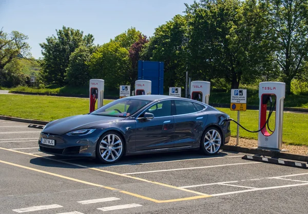 Grantham May 30Th 2021 Tesla Saloon Plugged Supercharger Service Area — Photo