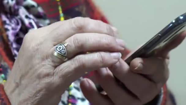 Mâini Femeie Care Țin Smartphone Mulțime Flori — Videoclip de stoc
