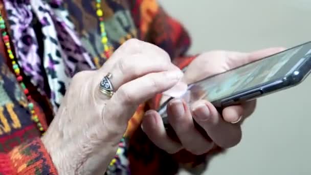 Zbliżenie Rąk Kobiety Trzymającej Smartfona — Wideo stockowe