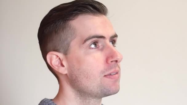 Detailní Záběry Muže Překvapeným Výrazem Rozhlížejícím Kolem Výrazy Obličeje Emocionální — Stock video