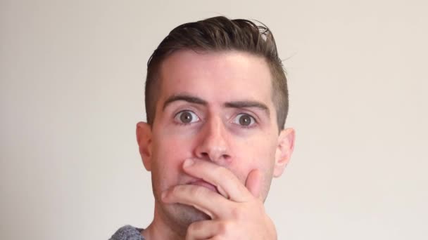 Material Primer Plano Hombre Con Una Expresión Sorprendida Expresiones Faciales — Vídeo de stock