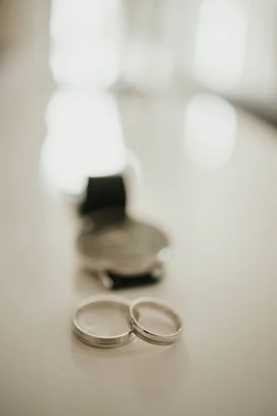 Anillos Boda Sobre Fondo Blanco — Foto de Stock