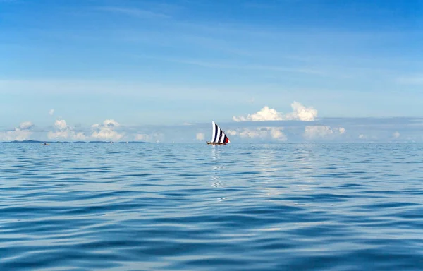 Segelboot Auf Dem Meer — Stockfoto