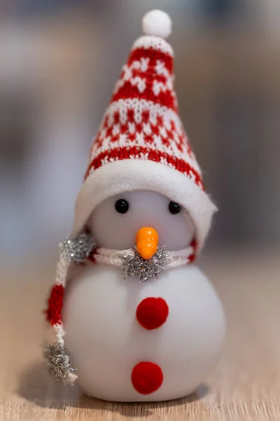 Sneeuwpop Met Kerstversiering Achtergrond Van Sneeuw — Stockfoto