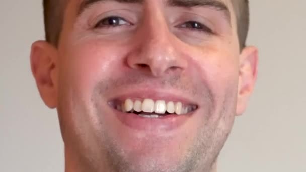 Zbliżenie Wideo Człowieka Uśmiechającego Się Zgadzającego Wyraz Twarzy Koncepcja Emocjonalna — Wideo stockowe