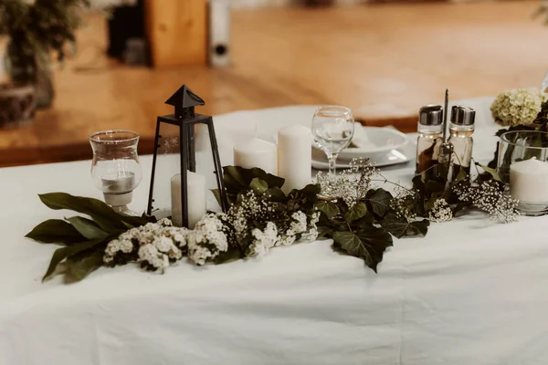 Bruiloft Tafel Zetting Met Bloemen Kaarsen — Stockfoto