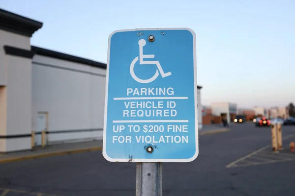 Closeup Shot Handicap Parking Sign Street Blurred Background — Fotografia de Stock