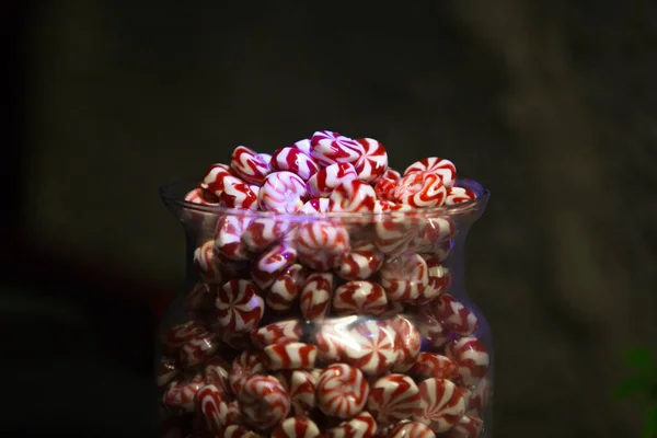 Doces Vermelhos Brancos Uma Tigela Vidro Fundo Preto — Fotografia de Stock