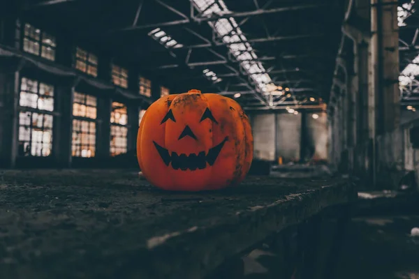 Halloween Pompoen Met Eng Gezicht Griezelige Ogen — Stockfoto