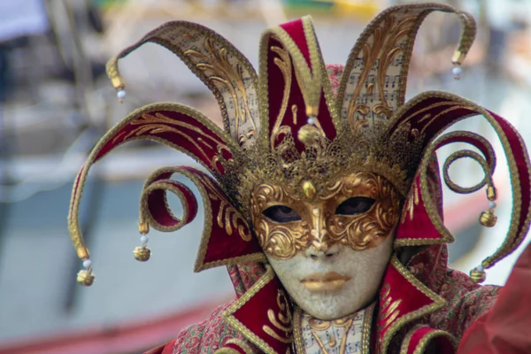 Venezia Italy Mar 2019 Carnival Venice Red Golden Masked Man — Zdjęcie stockowe