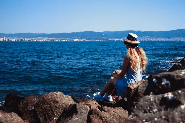 Jonge Vrouw Zittend Het Strand — Stockfoto