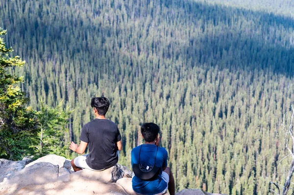 Молоді Чоловіки Сидять Вершині Гори — стокове фото