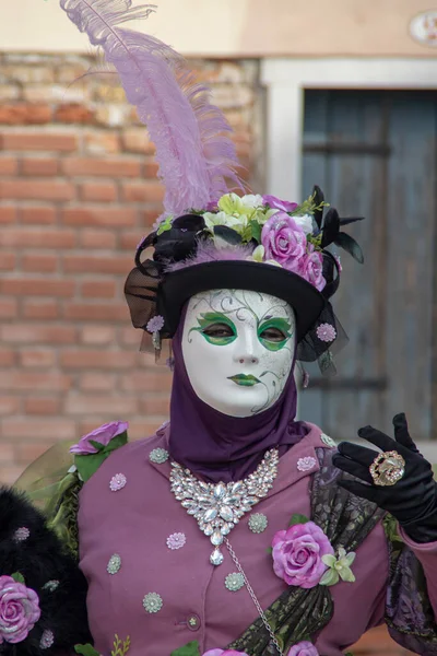 Venezia Italy Mar 2019 Masked Woman Flower Purple Green Colors — Stockfoto