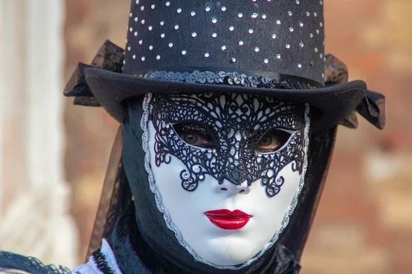 Venezia Italy Mar 2019 Masked Woman Black Beautiful Hat Red — Stock Photo, Image