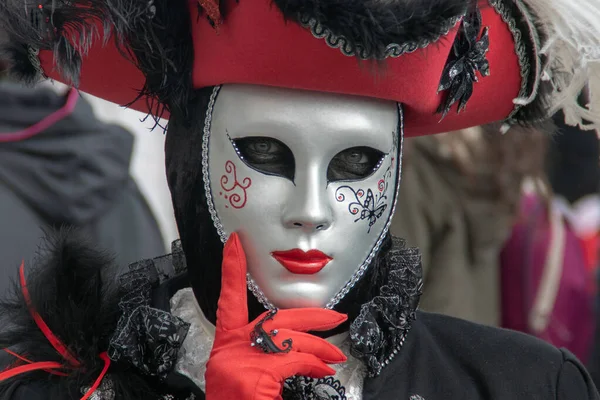 Venezia Italy Mar 2019 Masked Woman Musketeer Carnival Venice — стоковое фото