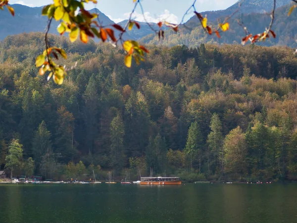 湖と山の美しい秋の風景 — ストック写真