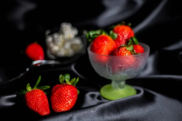 Tasse Reife Erdbeeren Auf Schwarzem Hintergrund — Stockfoto