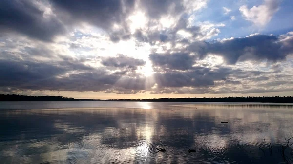 Vacker Solnedgång Över Sjön — Stockfoto