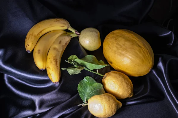 Желтые Фрукты Черном Фоне Бананами Дыни Яблоки Лимоны — стоковое фото