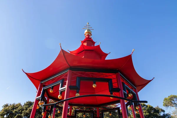 Low Angle Shot Red Gazebo Clear Blue Sky — Zdjęcie stockowe